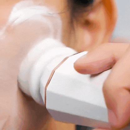 Appareil PureFace Pro de Les Visionnaires pour la beauté et la santé, avec interface USB, en blanc, utilisé pour soins du visage.