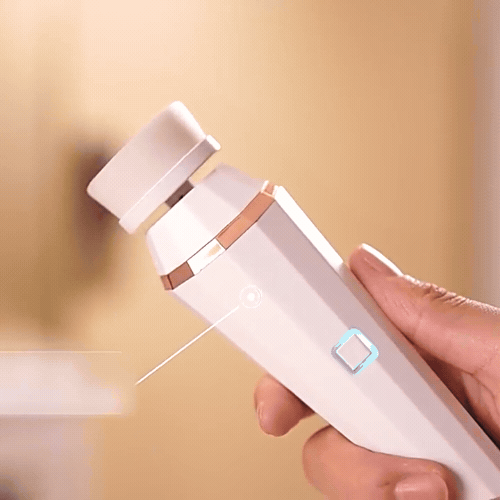 Dispositif PureFace Pro de Les Visionnaires pour la beauté et la santé, avec connecteur USB blanc et écran numérique.