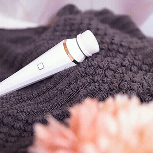 Appareil PureFace Pro de Les Visionnaires pour la beauté et la santé, avec connecteur USB et design blanc, utilisé pour soins du visage.