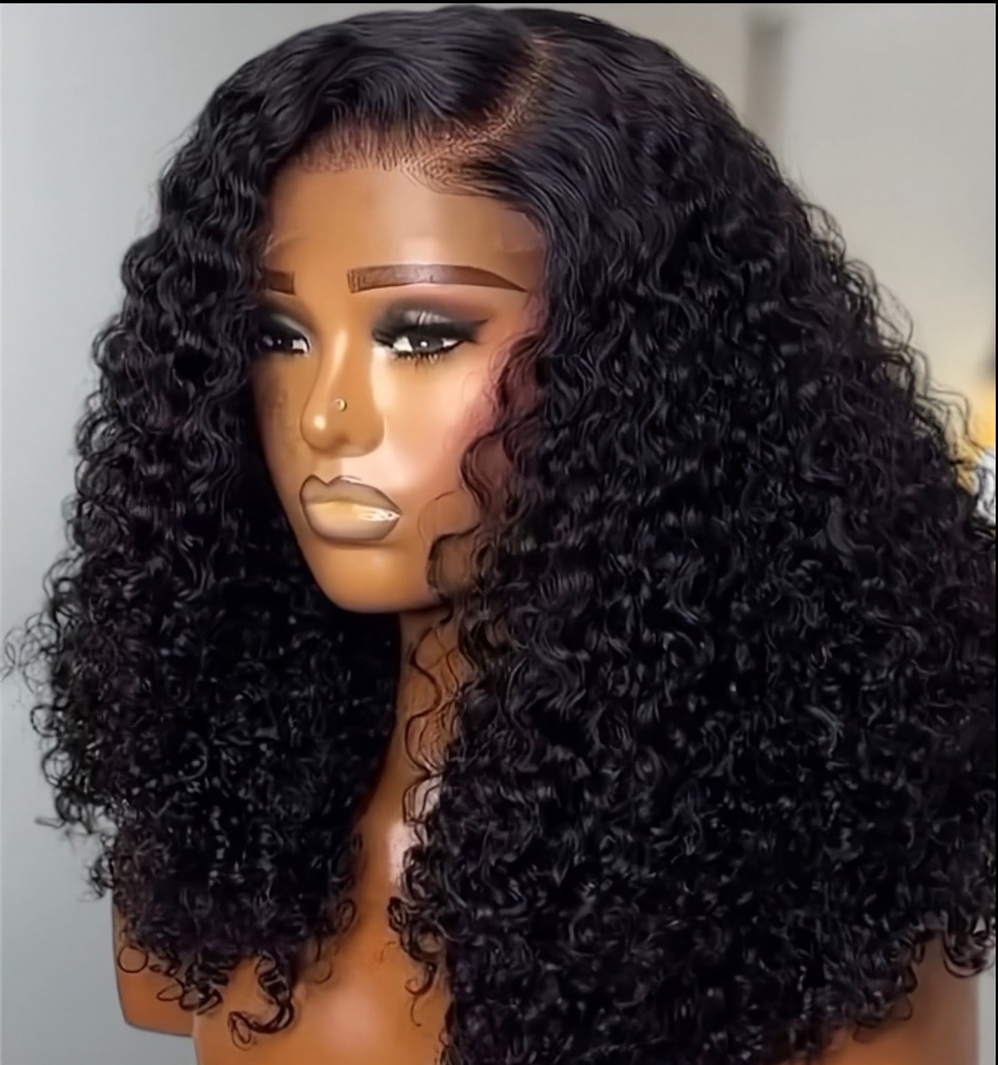 Perruque sans colle Bye Bye Knots glueless 13x4 bouclée de 16 pouces de la marque Les Visionnaires, cheveux volumineux et naturels.