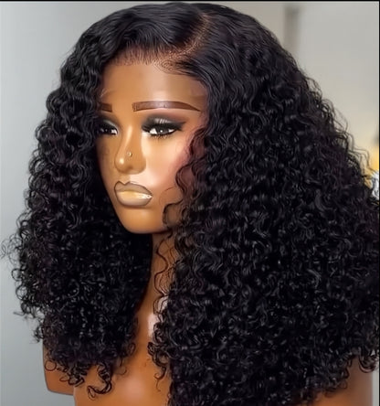 Perruque sans colle Bye Bye Knots glueless 13x4 bouclée de 16 pouces de la marque Les Visionnaires, cheveux volumineux et naturels.